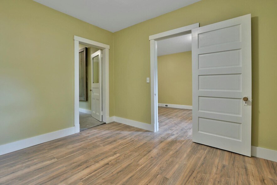 More Photos Of 68 Brook St, Croton On Hudson Showroom For Sale
