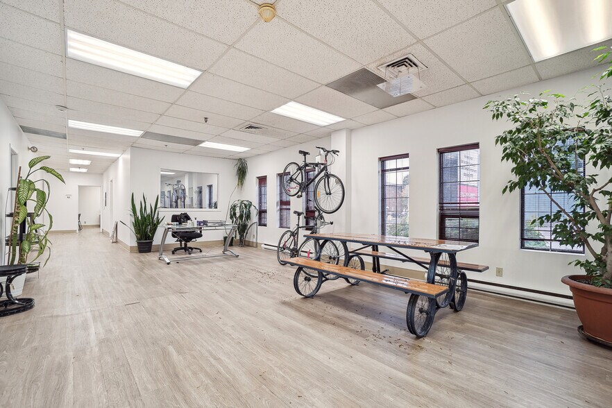 More Photos Of 3075 Rue Sainte-Catherine E, Montréal Warehouse For Lease