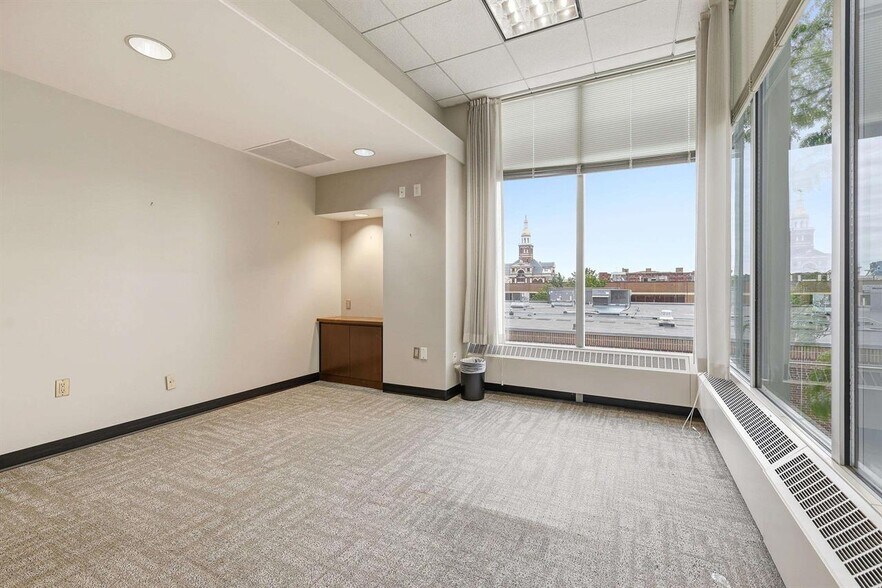 More Photos Of 270 W 7th St, Dubuque Bank For Lease