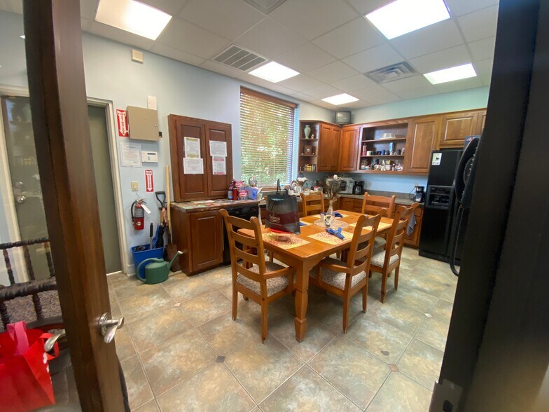 More Photos Of 3326 Watters Rd, Pasadena Medical For Sale