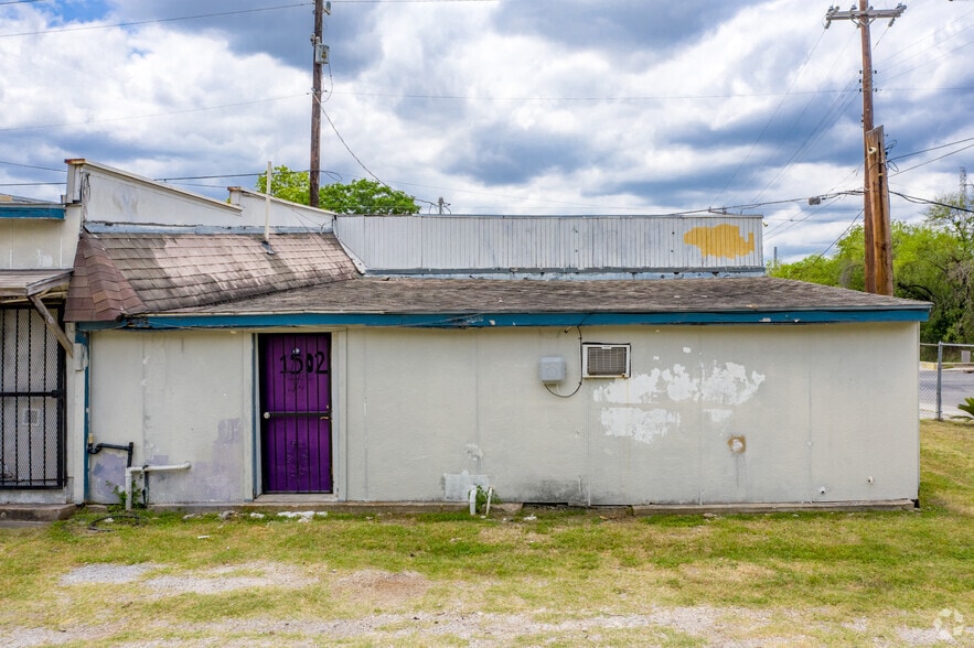 More Photos Of 1502 S Hackberry St, San Antonio Freestanding For Sale