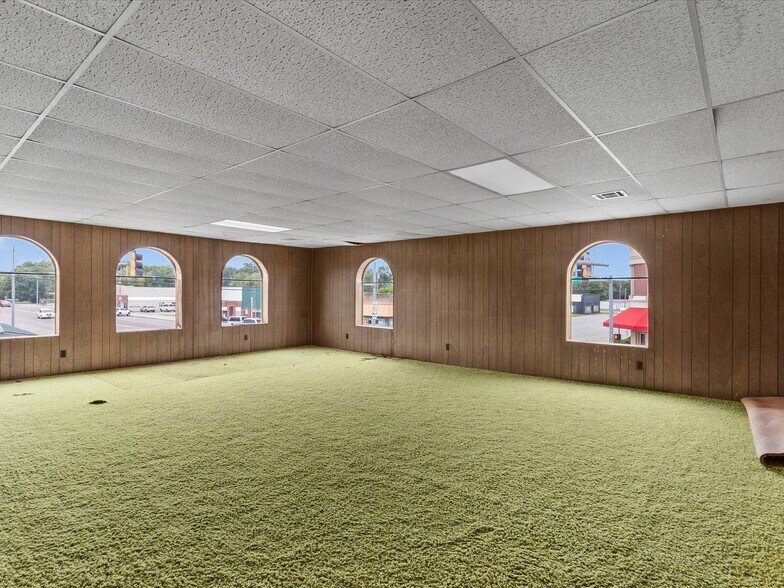 More Photos Of 100 E Broadway St, Lexington Storefront For Sale