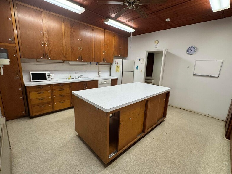 More Photos Of 1810 E Broadway Ave, Enid Flex For Sale