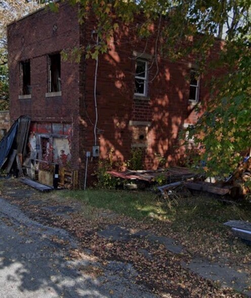 Primary Photo Of 412 Paul St, Gorham General Retail For Sale