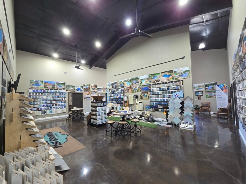 More Photos Of 13318 Western Oak Dr, Helotes Storefront Retail Office For Sale