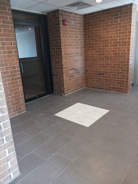 More Photos Of 880 N York Rd, Elmhurst Medical For Lease