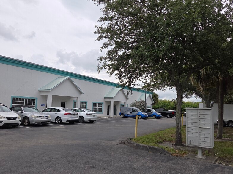 More Photos Of 3550 Work Dr, Fort Myers Showroom For Lease