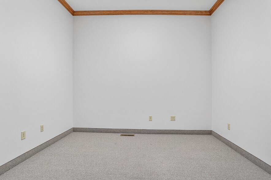 More Photos Of 120 W Aurora Rd, Northfield Medical For Lease