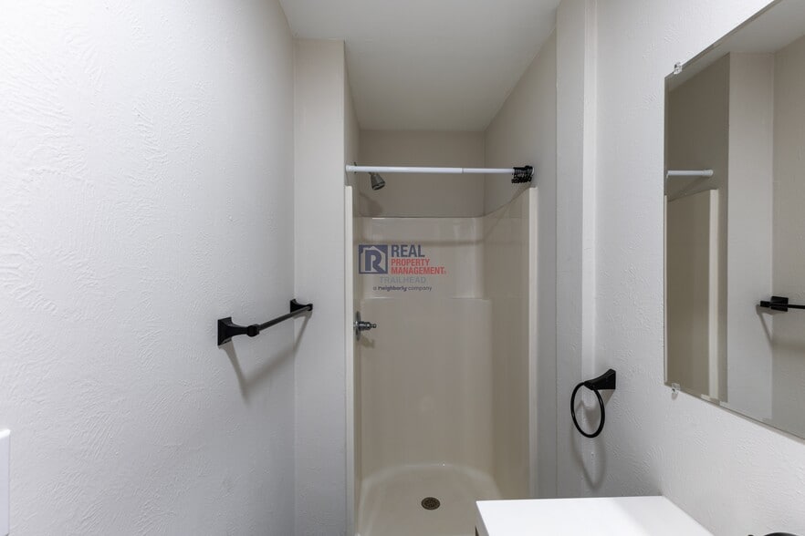 More Photos Of 1201 Barnard Street, Glen Rose Office For Lease