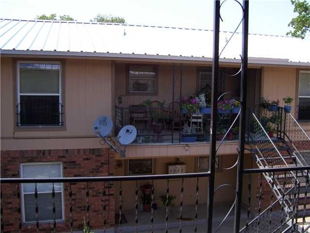 More Photos Of 208-210 N Vanderveer St, Burnet Apartments For Sale