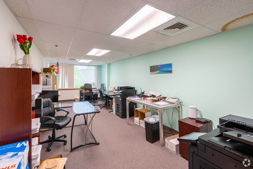 More Photos Of 28 Lord Rd, Marlborough Office For Lease
