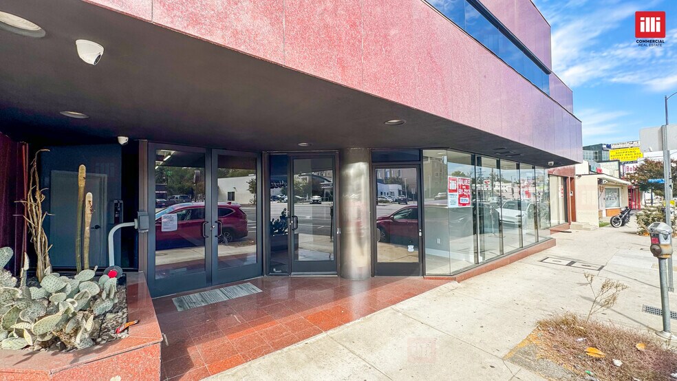 More Photos Of 22837 Ventura Blvd, Woodland Hills Office For Lease