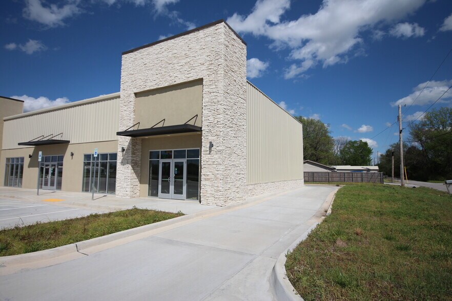 More Photos Of 900 Meriweather St, Okmulgee Freestanding For Lease