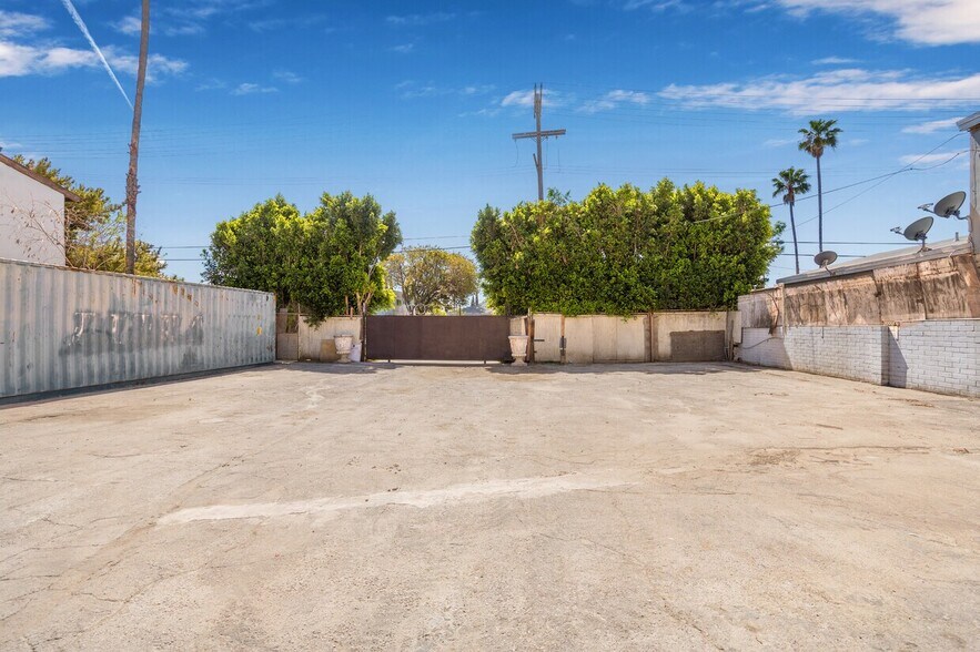 More Photos Of 11924 Vose St, North Hollywood Warehouse For Lease