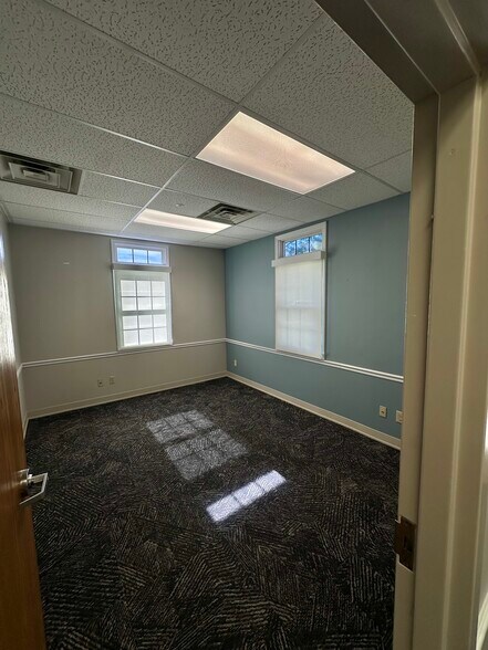 More Photos Of 1305 Corporate Dr, Hudson Medical For Lease