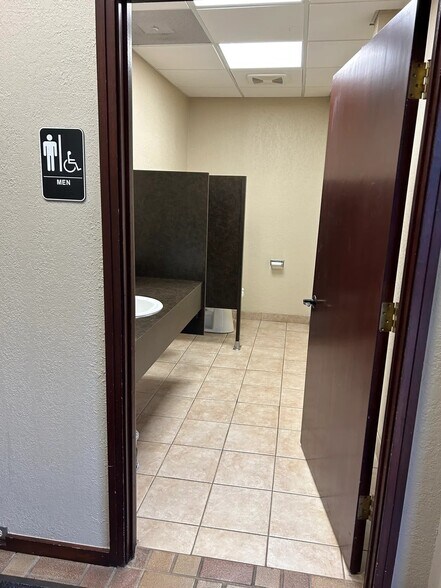 More Photos Of 3829 N Classen Blvd, Oklahoma City Office For Lease