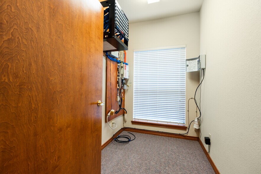 More Photos Of 625 Kennedy Ct, Belton Office For Sale