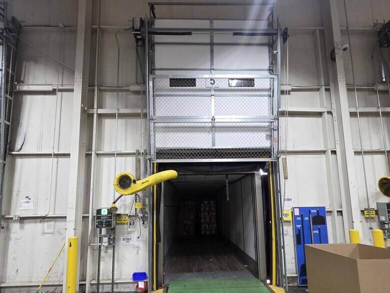 More Photos Of 4400 Garrison Ave, Evansville Manufacturing For Lease