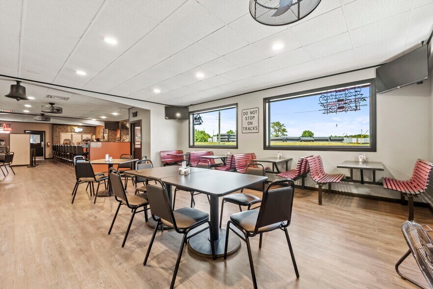 More Photos Of 770 E Franklin St, Huntington Restaurant For Sale