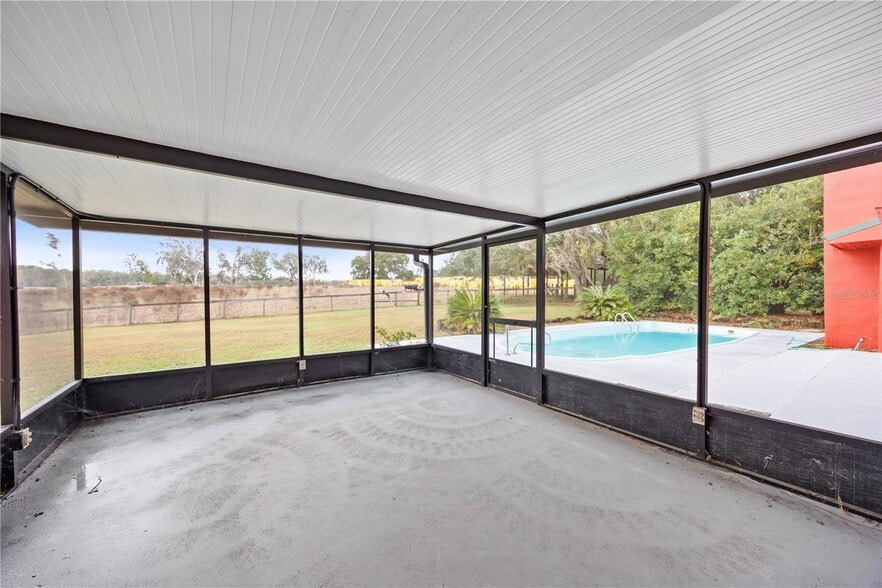 More Photos Of 274 W Kings Hwy, Center Hill Flex For Sale