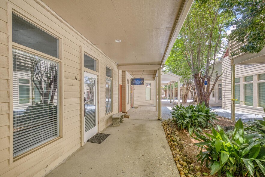 More Photos Of 913 Gulf Breeze Pky, Gulf Breeze Storefront Retail Office For Sale