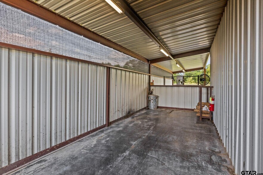 More Photos Of 908 W Broadway St, Winnsboro Flex For Sale