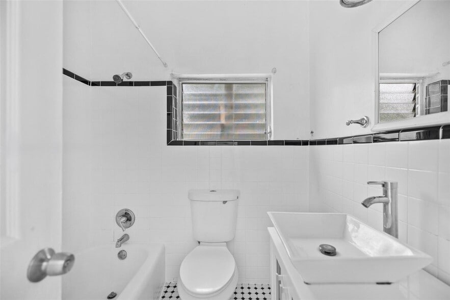 More Photos Of 2822 Pine Tree Dr, Miami Beach Apartments For Sale