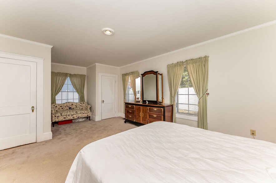 More Photos Of 112 Lafayette Rd, North Hampton General Retail For Sale