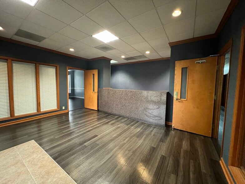 More Photos Of 1725 Louisville Dr, Knoxville Office For Lease