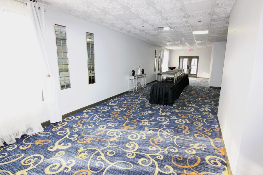 More Photos Of 1300 Irving Park Rd, Streamwood General Retail For Sale