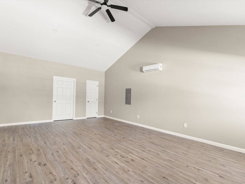 More Photos Of 1067 Old Highway 135 hwy, Kilgore Flex For Lease