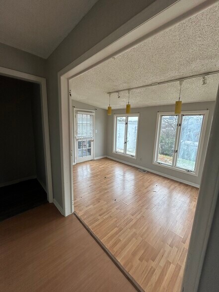 More Photos Of 722 N West St, Raleigh Bar For Lease