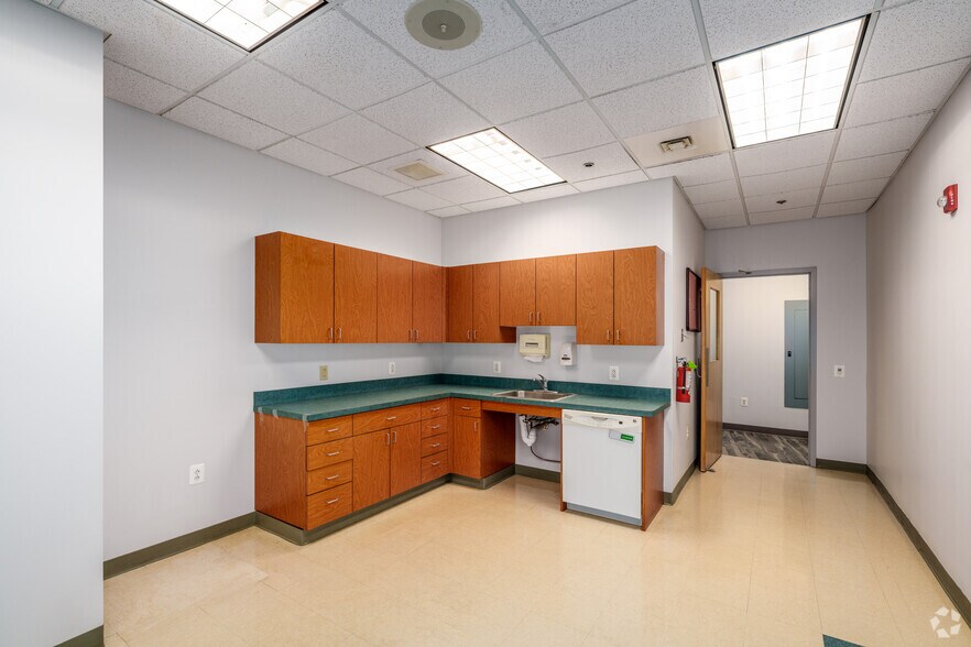 More Photos Of 1553 Chester Pike, Crum Lynne Medical For Sale