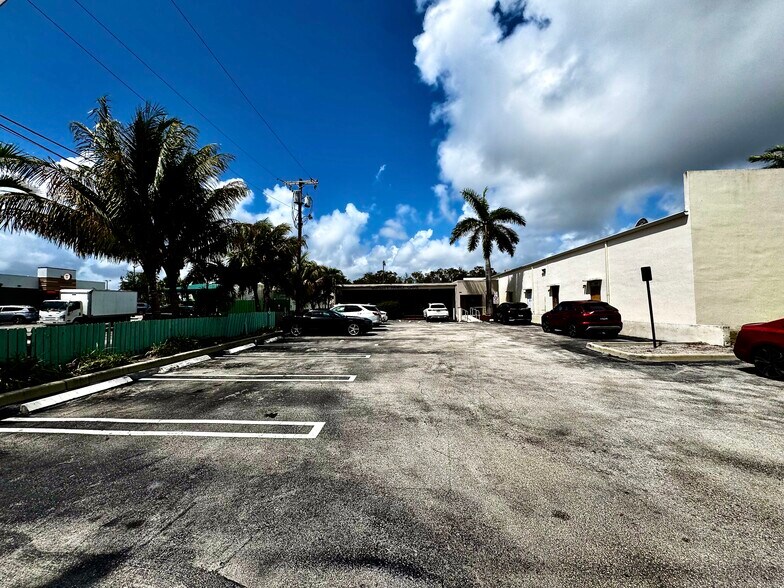 More Photos Of 7502 S Dixie Hwy, West Palm Beach Flex For Sale