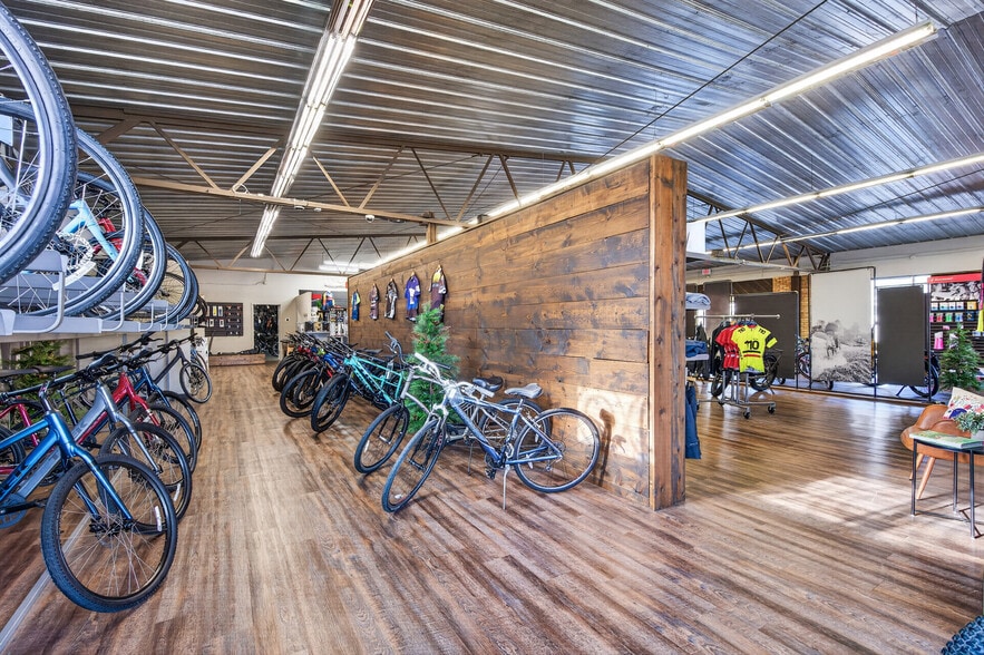 More Photos Of 1040 Dakota Dr, Mendota Heights Freestanding For Sale