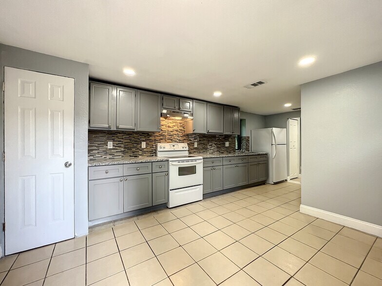 More Photos Of 1906 Murdock Blvd, Orlando Office For Lease