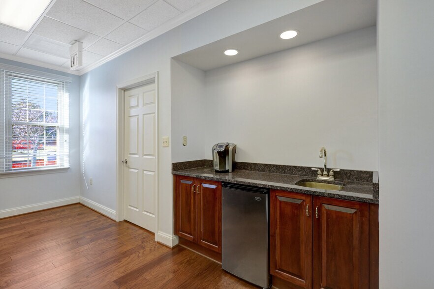 More Photos Of 10474 Armstrong St, Fairfax Medical For Sale