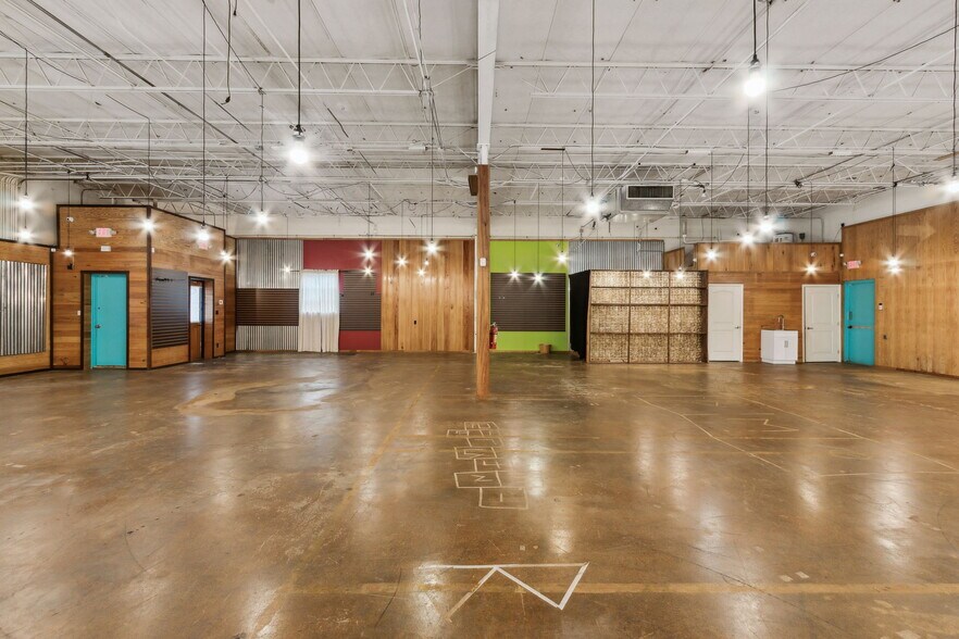 More Photos Of 30 Barber Rd, Macclenny Showroom For Sale