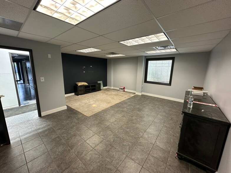 More Photos Of 1717-1721 Oak Dr, Mchenry Manufacturing For Sale