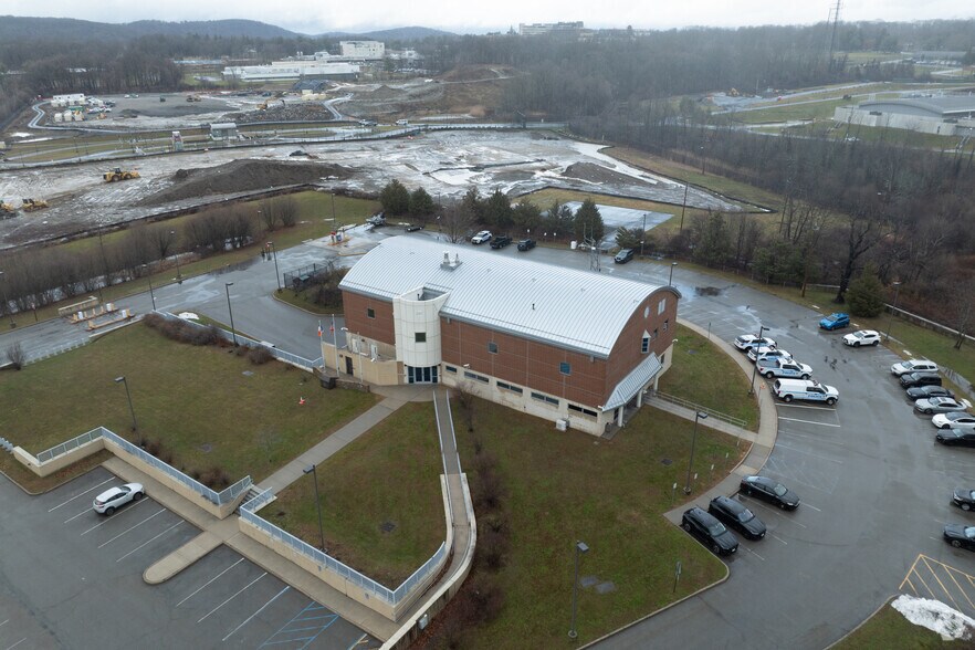 More Photos Of 5 Skyline Dr, Hawthorne Light Distribution For Lease