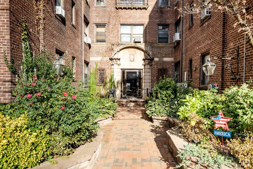 Primary Photo Of 7 Bond St, Great Neck Apartments For Lease