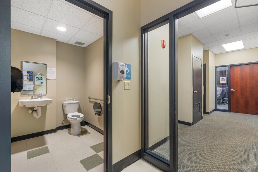 More Photos Of 161 Thorn Hill Rd, Warrendale Light Manufacturing For Lease