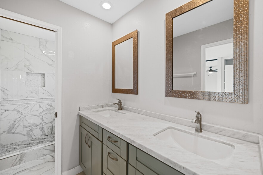 More Photos Of 5280 Manhasset Dr, San Diego Apartments For Sale