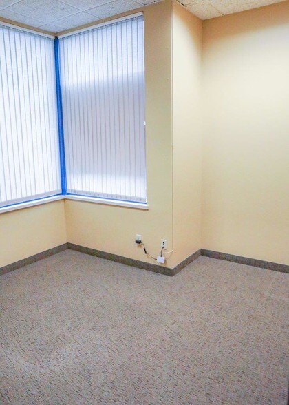 More Photos Of 1605 Heritage Dr, Northfield Office For Lease