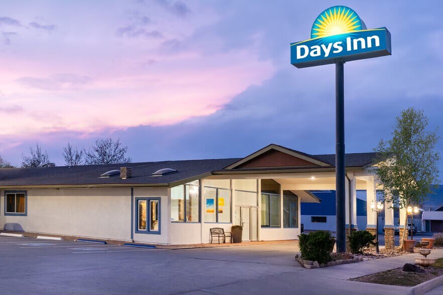 Primary Photo Of 903 Main St, Delta Hotel For Sale