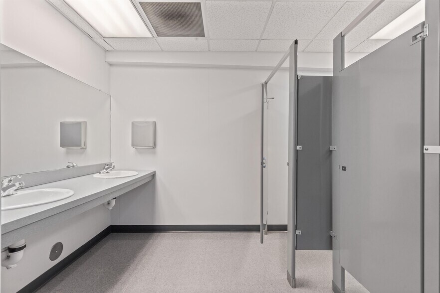 More Photos Of 1832 Midpark Rd, Knoxville Flex For Lease