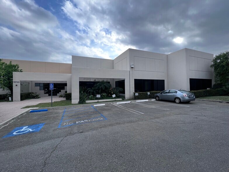 More Photos Of 19748 Dearborn St, Chatsworth Light Distribution For Lease