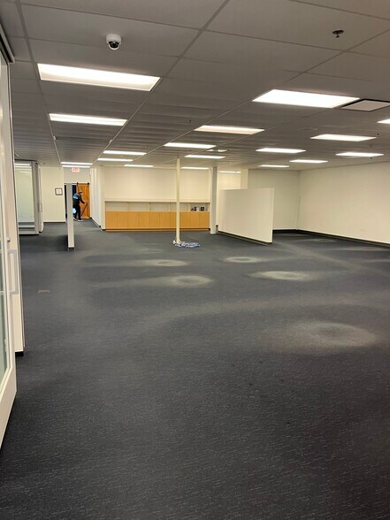 More Photos Of 310 N Yearling Rd, Columbus Showroom For Lease