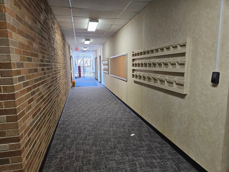 More Photos Of 100 Manhattan Rd, Joliet Office For Lease