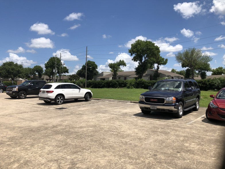 More Photos Of 7400 W Tidwell Rd, Houston Storefront Retail Office For Lease